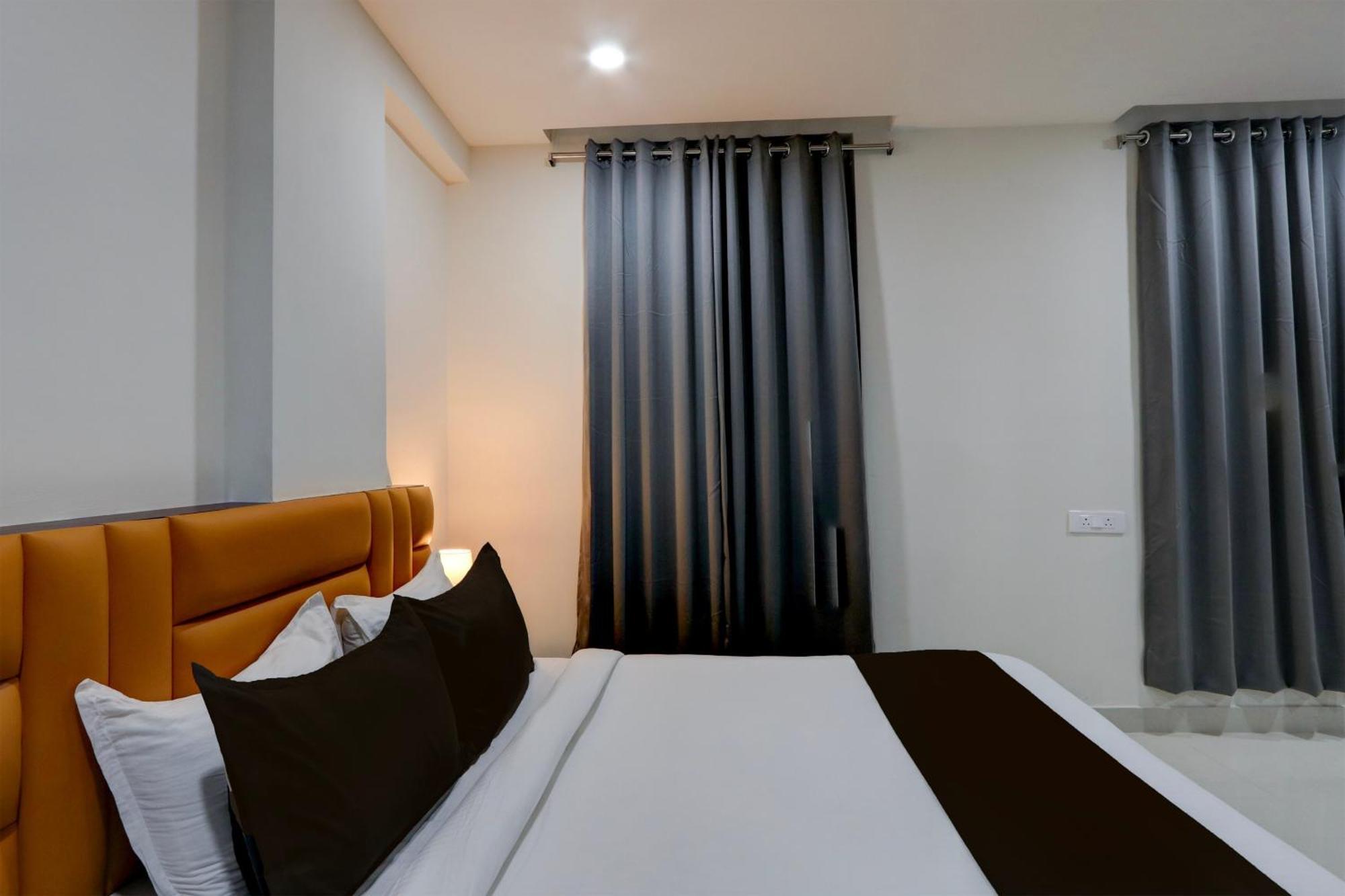 Отель Super Townhouse The Cinco Bliss Near Ikea, Wells Forgo, Kims, Care Hospitals Хайдарабад Экстерьер фото